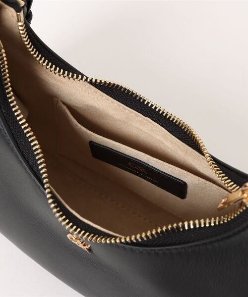 美品　大人気　完売　チャールズアンドキース　2way　クレセント ホーボーバッグ CHARLES ＆ KEITH（チャールズ&キース） ショルダーバッグ バッグ