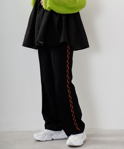美品✨プリーツプリーズ 波刺繍 フレア クロップ丈パンツ 黒 S アイテムのご紹介「FLICK」 – isseymiyake.com