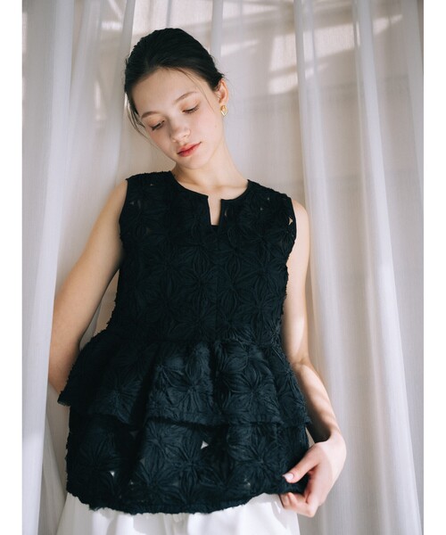 ブラウス シャツ フラワーモチーフペプラムブラウス　夏服　フェミニン　きれいめ　大人　ノースリーブ　タンクトップ レディースの画像