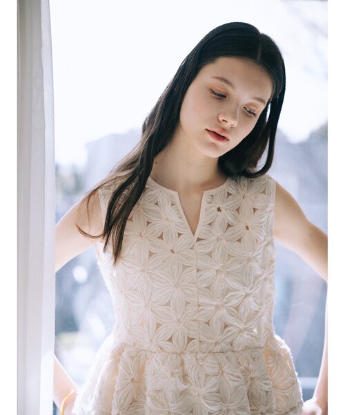 ブラウス シャツ フラワーモチーフペプラムブラウス　夏服　フェミニン　きれいめ　大人　ノースリーブ　タンクトップ レディースの画像