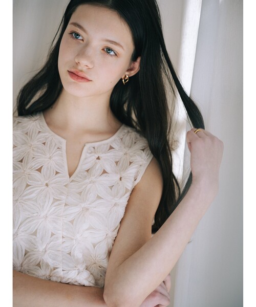 ブラウス シャツ フラワーモチーフペプラムブラウス　夏服　フェミニン　きれいめ　大人　ノースリーブ　タンクトップ レディースの画像