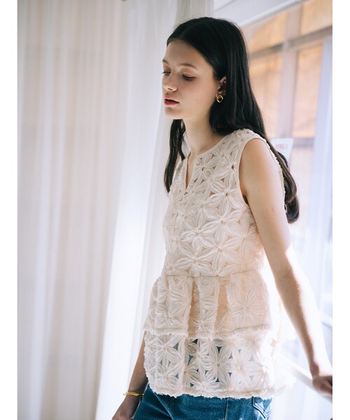 ブラウス シャツ フラワーモチーフペプラムブラウス　夏服　フェミニン　きれいめ　大人　ノースリーブ　タンクトップ レディースの画像