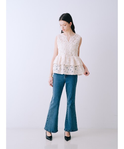 ブラウス シャツ フラワーモチーフペプラムブラウス　夏服　フェミニン　きれいめ　大人　ノースリーブ　タンクトップ レディースの画像
