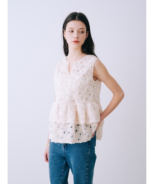 ブラウス シャツ フラワーモチーフペプラムブラウス　夏服　フェミニン　きれいめ　大人　ノースリーブ　タンクトップ レディースの画像