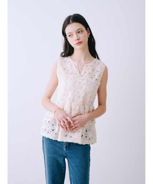 ブラウス シャツ フラワーモチーフペプラムブラウス　夏服　フェミニン　きれいめ　大人　ノースリーブ　タンクトップ レディースの画像