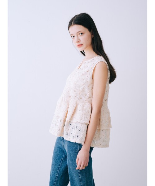 ブラウス シャツ フラワーモチーフペプラムブラウス　夏服　フェミニン　きれいめ　大人　ノースリーブ　タンクトップ レディースの画像