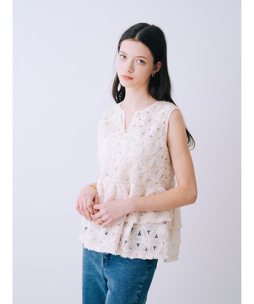 ブラウス シャツ フラワーモチーフペプラムブラウス　夏服　フェミニン　きれいめ　大人　ノースリーブ　タンクトップ レディースの画像