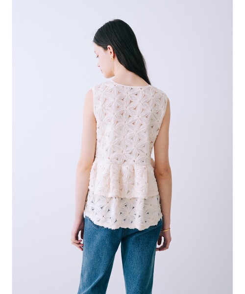ブラウス シャツ フラワーモチーフペプラムブラウス　夏服　フェミニン　きれいめ　大人　ノースリーブ　タンクトップ レディースの画像