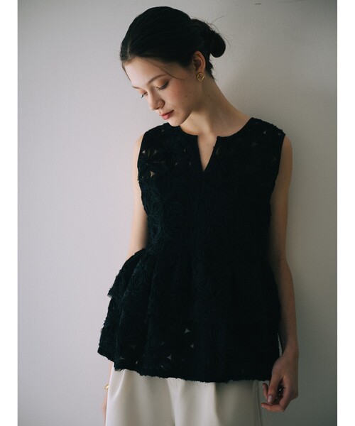 ブラウス シャツ フラワーモチーフペプラムブラウス　夏服　フェミニン　きれいめ　大人　ノースリーブ　タンクトップ レディースの画像