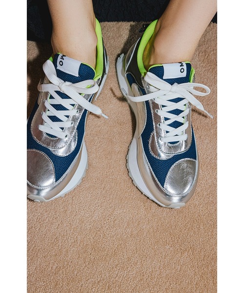 OMMO（オーエムエムオー） スニーカー CIRCLE CUTTING METALLIC