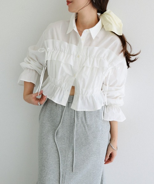 【新品・未使用】yori ヨリ　ミニフリルストライプショートシャツ　ブラウス Freesia ブラウス シャツ ショート丈フリルシャツブラウス「無地