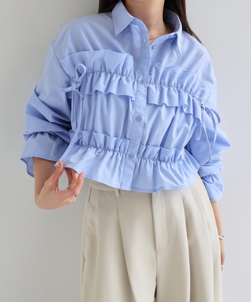 【新品・未使用】yori ヨリ　ミニフリルストライプショートシャツ　ブラウス Freesia ブラウス シャツ ショート丈フリルシャツブラウス「無地