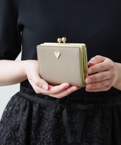 ド*子様 TOCCA トッカ　二つ折り財布 ベージュ　キルティング TINY RIBBON BIFOLD WALLET 2つ折り財布 / TOCCA | ファッション通販