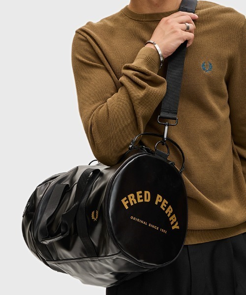 FRED PERRY ドラムバッグ ゴールド＆ブラック Tonal Classic Barrel Bag(1SZ 774：BLACK / GOLD): | FRED