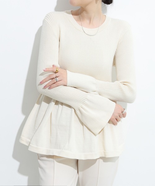 ニット セーター 編地の変化でメリハリのあるシルエットに。ペプラム