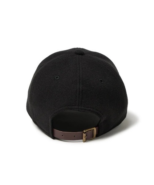 黒のキャップ レザー調バックストラップ NEW ERA（ニューエラ