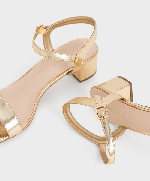 【未使用に近い】Clarksストラップサンダル ブロックヒール CHARLES ＆ KEITH（チャールズ&キース） サンダル ブロックヒール