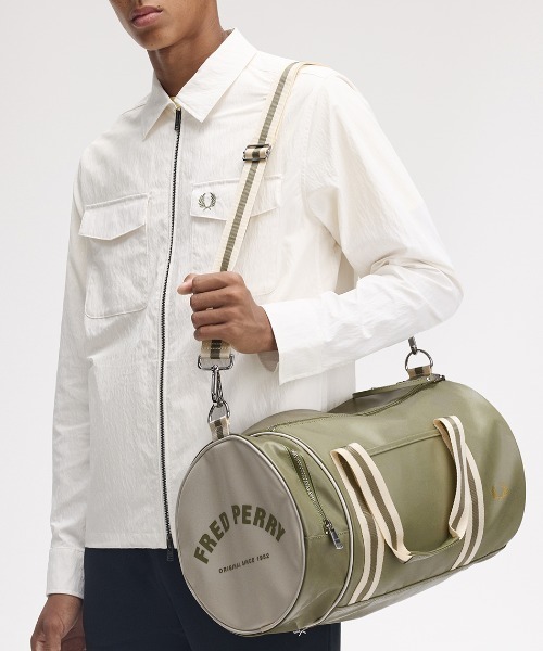 【マストハブ】FRED PERRY Classic Barrel バッグ Classic Barrel Bag - Navy / Ecru | Men's Bags | Men's