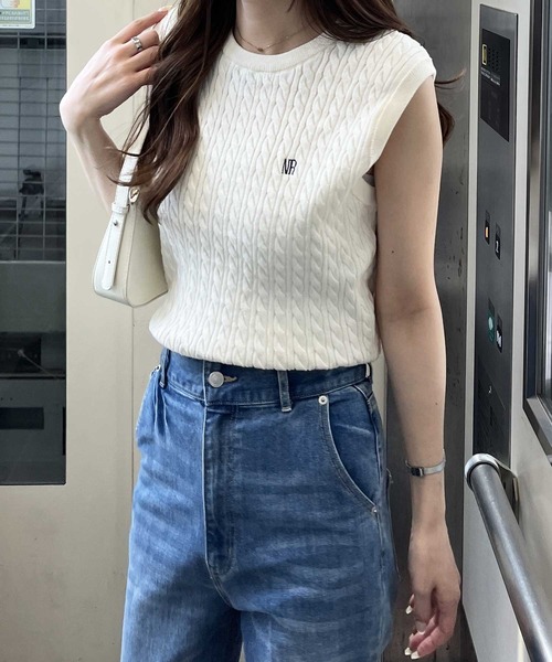 nelliy. ニット セーター ミニケーブル編ロゴ刺繍ノースリーブ