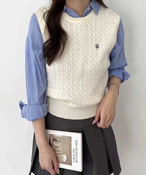 nelliy. ニット セーター ミニケーブル編ロゴ刺繍ノースリーブ