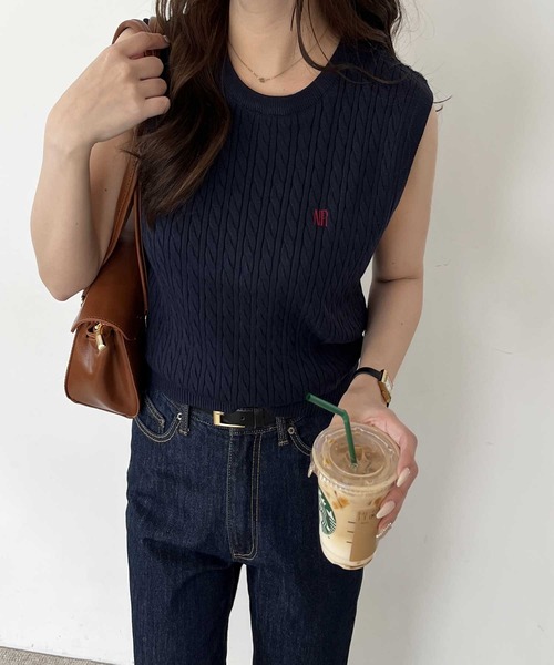 nelliy. ニット セーター ミニケーブル編ロゴ刺繍ノースリーブ