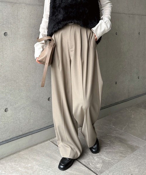 2枚のズボンと、2枚のパンツです。LL HUG.U パンツ ワイド センターライン レディース ボトムス ボトム