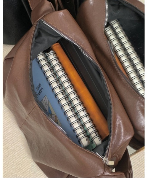 ブラウンレザーショルダーバッグ Sakka ショルダーバッグ バッグ PUレザー ステッチショルダーバッグ