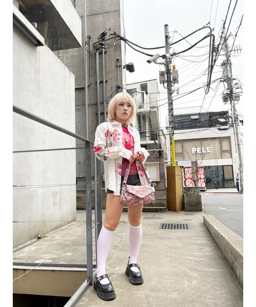 ショルダーバッグ バッグ ピンクフローラルプリント スタッズフラップミニショルダーバッグ レディースの画像