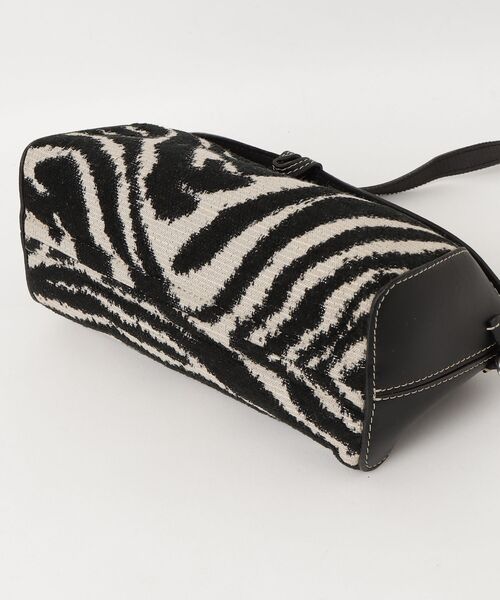 A VACATION アバケーション　ブラック　ショルダーバッグ A VACATION（アヴァケーション） ショルダーバッグ - ブラック