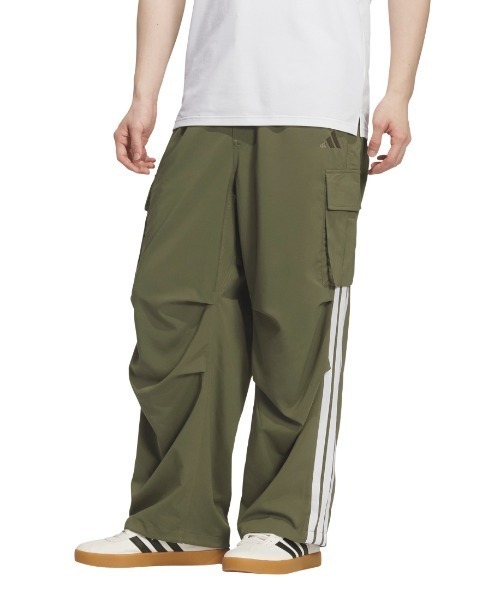 オリーブ色カーゴパンツ ルーズフィット adidas（アディダス） カーゴパンツ ルーズフィット ライト ウーブン