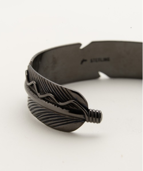 バングル 「Indian Jewelry/インディアンジュエリー」JOE ワイドフェザーバングル w/ブラックロジウムコーディング メンズ レディースの画像