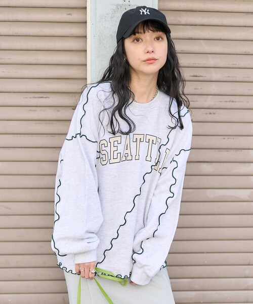 COCOLO クリーム色 スウェット トレーナー トレーナー スウェット 刺繍カラフルロゴスウェット レディース
