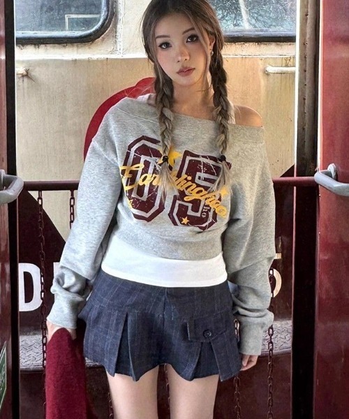 Sibra（シブラ） トレーナー スウェット ワンショルダー風 ロゴ