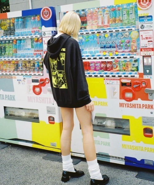 パーカー ALARME GALLERY×TUESDAY/アラームギャラリー×火曜び/Manga Zip Hoodie Yellow レディース メンズ L.H.P パーカー ALARME GALLERY×TUESDAY/アラームギャラリー