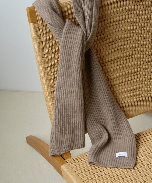 2025AW★ウィムガゼット リバーケープ キャメル　マフラー ストール ウィムガゼット Whim Gazette リバーケープ （camel） - ファッション