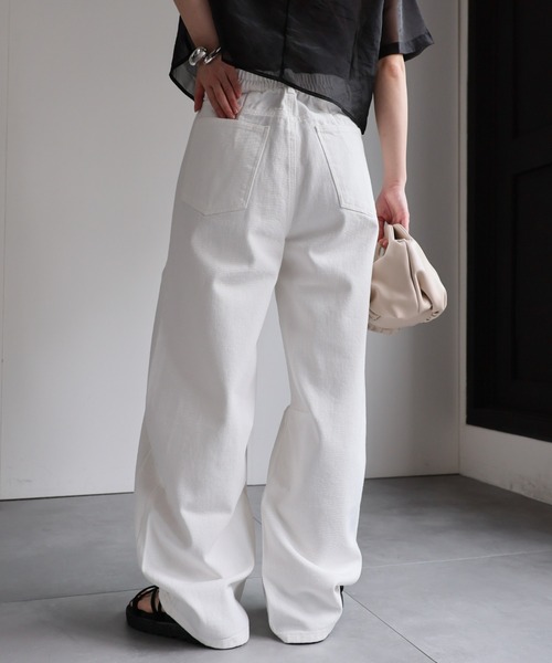Spick and Span バレルレッグデニム　ホワイト ホワイトデニムバレルレッグパンツ｜DAY by DAY It's international