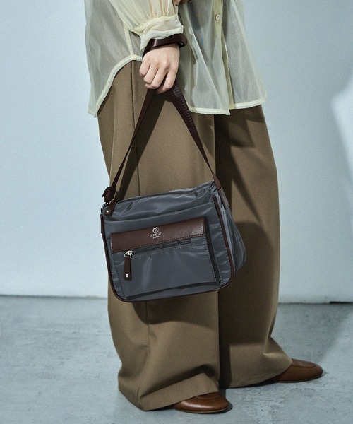 美品　未使用　タグ付き　D.KELLY ボディバック　ネイビー　ナイロン D.KELLY ショルダーバッグ バッグ ナイロンバイカラーショルダー