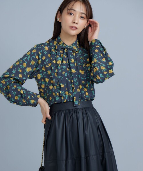 【極美品】 45r ダンガリーのカットワークブラウス 花柄　フリル シャツ 組曲（KUMIKYOKU） ブラウス シャツ カッティングローズプリント