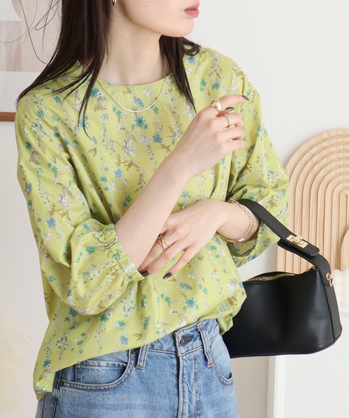 極美品✨UA フレアブラウス　ブラック　サテン　花柄　ボタニカル　七分袖 ブラウス シャツ BRODIAEA ボタニカル柄ブラウス 7分袖 総柄プル