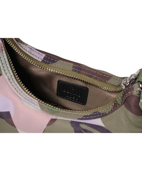 ショルダーバッグ バッグ STA OVER PRINT 1ST CAMO QUILTING MOON SHAPE BAG レディースの画像