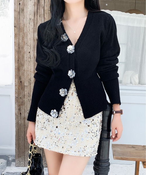 カーディガン 華やかなフラワーモチーフのボタンが目を引く。Vネック