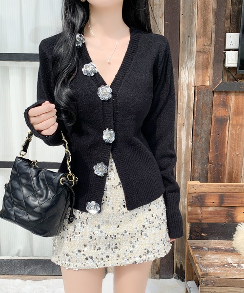 カーディガン 華やかなフラワーモチーフのボタンが目を引く。Vネック