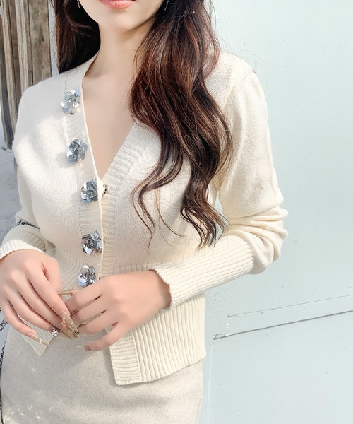 カーディガン 華やかなフラワーモチーフのボタンが目を引く。Vネック