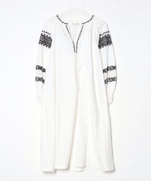 sara mallika（サラ マリカ） 刺繍長袖ワンピース - ホワイト