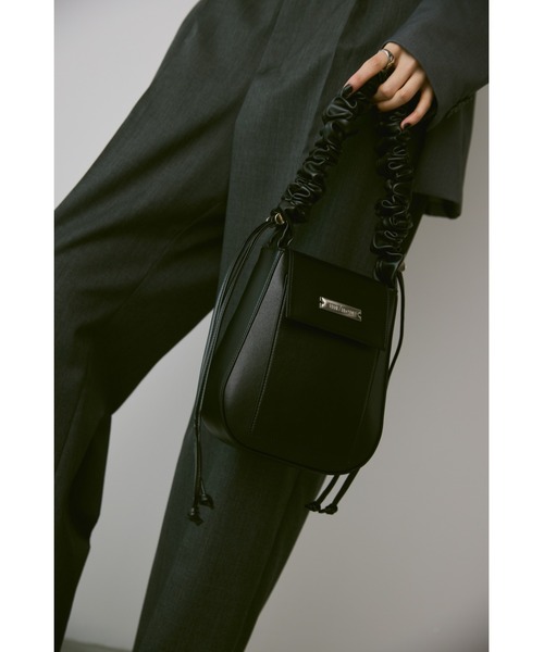 un/neu ショルダーバッグ バッグ ギャザーハンドルフェイクレザー