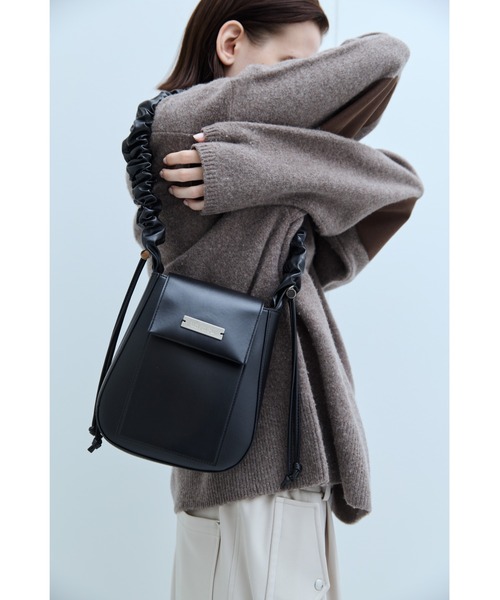 un/neu ショルダーバッグ バッグ フラップラウンドワンハンドル