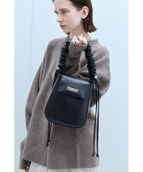 un/neu ショルダーバッグ バッグ フラップラウンドワンハンドル