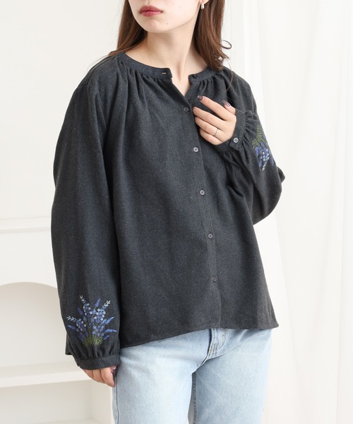 yori 花刺繍　ブラウス　ネイビー Quelle Chance（ケルシャンス） ブラウス シャツ 袖花刺繍ブラウス