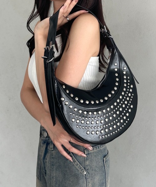スタッズ付きシルバーハンドバッグ スタッズ付きシルバーハンドバッグ