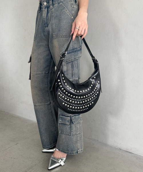 スタッズ付きシルバーハンドバッグ スタッズ付きシルバーハンドバッグ